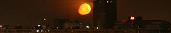 De maan die langzaam ondergaat (Rotterdam, zondagochtend 6.18 am!).